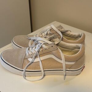 Vans Women’s/Mens Beige Suede Sneakers
Women size 8
Men size 6.5